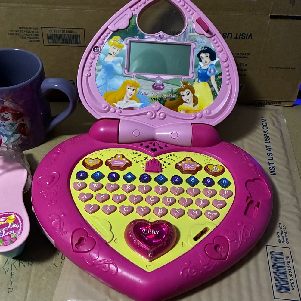 Disney Princess Heart-Shaped Pink Learning Laptop+Princess Mug+Slippers - Picture 2 of 8